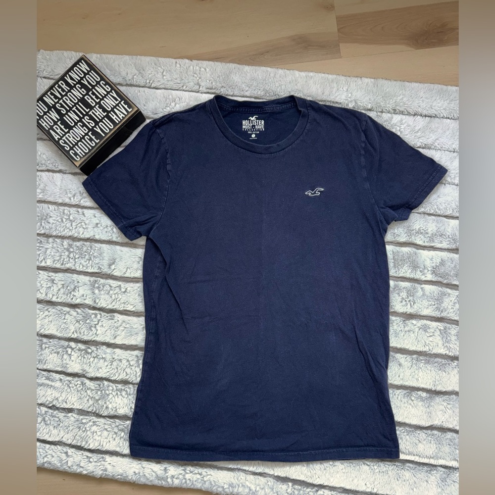 Hollister Men's Dark Blue Short Sleeve Tee